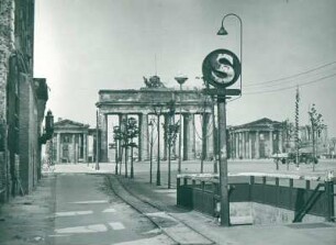 Brandenburger Tor und S-Bahnhof Unter den Linden nach dem Krieg
