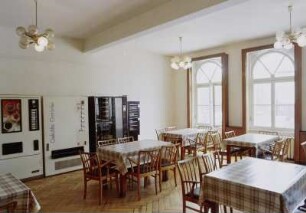 Sächsische Landesbibliothek - Staats- und Universitätsbibliothek Dresden. Zentralbibliothek (ehem. Landesbibliothek). Pausenraum für Benutzer und Personal (ehemaliger Speiseraum) mit Getränke- und Warenautomaten : Dresden-Neustadt, Marienallee 12. Sächsische Landesbibliothek - Staats- und Universitätsbibliothek Dresden. Zentralbibliothek (ehem. Landesbibliothek). Pausenraum für Benutzer und Personal (ehemaliger Speiseraum) mit Getränke- und Warenautomaten
