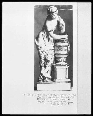 Artemisia an der Urne des Mausolos von W. Beyer