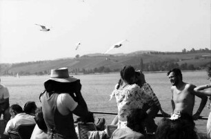26. Tagung 1976 Physiker; Aufbruch zur Mainau: Sich Sonnende auf Deck