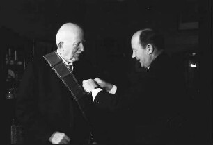 Freiburg: Wohnung Prof. Staudinger; Bundesverdienstkreuz mit Schulterband und Stern für Prof. Dr. Staudinger, Minister Filbinger überreicht es Prof. Staudinger
