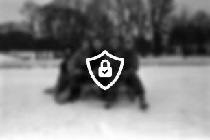 Schlosspark: fünf Mädchen auf Schlitten: hinten rechts Gottesbuden und Häuser: Bäume: Schnee: Winter: 20. Februar 1996