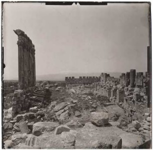 Jupitertempel, Baalbek: Innenansicht des zerstörten Jupitertempels, vor Anschüttung des Bodenniveaus, daher erkennbare Fundamentreste und arabische Einbauten.
