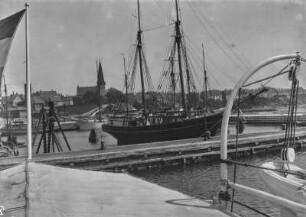 Hafen von Rönne : Ein Zweimastgaffelschoner im Hafen von Rönne