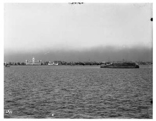 Bombay (Indien). Blick von Bord eines Hochseepassagierdampfers auf Stadt und Hafen mit dem Taj-Mahal-Hotel