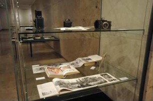 Ausstellung "Zeitgeist im Oktavformat. Illustrierte Magazine der 20er Jahre". 14.09.2013-19.11.2913. Vitrine "Auto-Magazin" und zeitgenössische Kameras