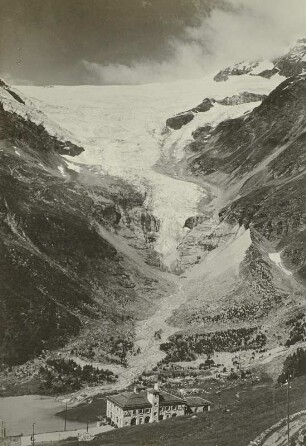 Palügletscher. Blick von Alp Grüm nach Westen. Im Vordergrund das Stationsgebäude (2091 m) der Beninabahn