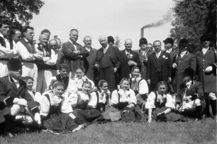 Lörrach: Gruppe der Trachtengruppe mit Bundespräsident Heuss