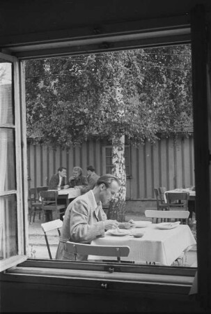 Berlin-Dahlem. Freie Universität Berlin. Mensa, Boltzmannstraße/Garystraße. Blick aus einem Fenster in den Außenbereich