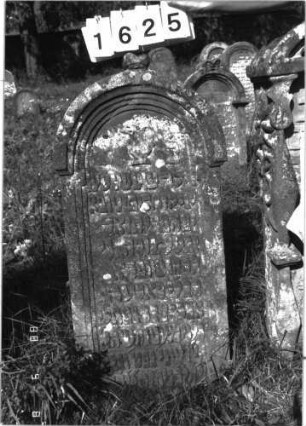 Grabstein 1625 (Index: 100097818) Maße HxBxT: 124x55x16 cm Symbolik: Levitenkanne Besonderheit: Kindergrab: Grabstein 1625