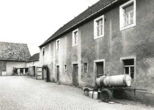 Radeburg-Bärwalde, Im Winkel 10. Dreiseithof (1890). Hof mit Nebengebäude