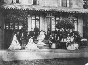 Marien-Cottage : Gesellschaft vor dem Marien-Cottage
