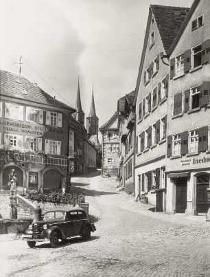 Löwenbrunnen : Unterer Straßenteil mit Löwenbrunnen gegen die Stadtkirche