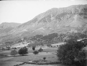Bergtal : Blick in ein Bergtal mit Ruinen eines alten Amphitheaters
