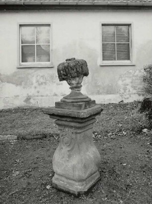 Postament mit Vase
