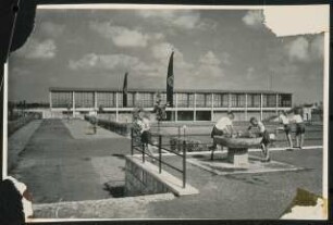 Willy-Sachs-Stadion, Schweinfurt: Vorplatz an der Haupttribüne mit Brunnen