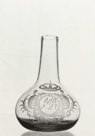 Mundkaraffine (mit MA-Monogramm in bekrönter Kartusche) aus Schloß Moritzburg und Mundkaraffine (mit FA-Monogramm in bekrönter Kartusche