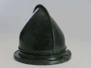 Negauer Helm (Alpiner Typ) mit Ritzungen im nordetruskischen Runenalphabet