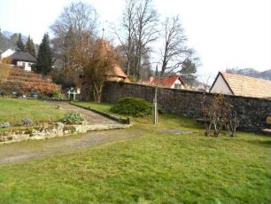 Kirchhof im Osten mit Kirchhofmauer im Verlauf nach Norden zum Nordost-Rundturm