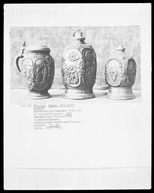 sechskantiger eiförmiger Krug mit 12 Apostelfiguren, fünfkantige Flasche mit Planentenfiguren, vierseitige Steinzeugflasche
