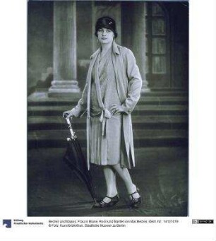 Frau in Bluse, Rock und Mantel von Max Becker