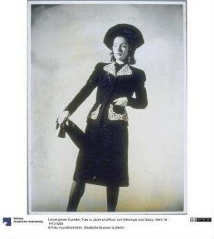 Frau in Jacke und Rock von Gehringer und Glupp