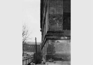 Blick auf die zum Teil zerstörte Fassade des Alten Museums