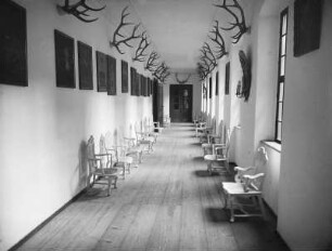 Burgk, Schloss : Burgk. Schloß. Blick durch die Rittergalerie des 3. Obergeschosses zum Rittersaal (ehemaliger Jagdsaal)