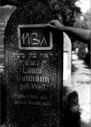 Grabstein 113 (Index: 100109854) Material: Granit Zustand: gut Maße HxBxT: 153x44x17 cm Beschreibung: Stele, Sockel, Rundbogenabschluß Symbolik: Blüte: Grabstein 113A