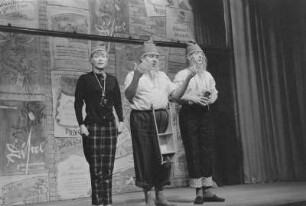 Szenenbilder aus "Blick zurück nach vorn", Kabarett "Die Distel" Berlin. Mit Gerd E. Schäfer, E. Schall u. a. Berlin, 29.08.1958 (Jubiläumsvorstellung, Premiere 28.08.1958)