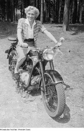 Porträt einer Frau, auf einem Motorrad sitzend