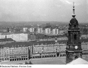 Blick vom Rathausturm über denTurm der Kreukirche und den Altmarkt