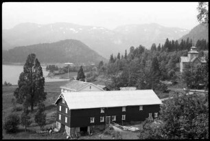 Vinje: Bauernhaus und Kirche in Landschaft