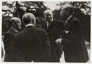 Gartenparty bei Joseph Avenol, Generalsekretär des Völkerbundes in Genf. von links: Grumbach, Joseph Beck, Yvon Delbos, Peter R. Munch, Léon Blum