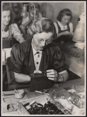 Frau in einer feinmechanischen Werkstatt