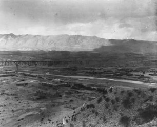 El Paso, Stadtansicht : Blick vom Hügel von Muleros auf die Ausläufer der Stadt El Paso. Im Hintergrund Berge.