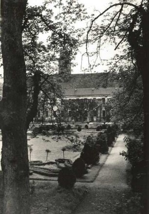 Diesbar-Seußlitz. Schloss. Blick vom Schlosspark zur Kirche