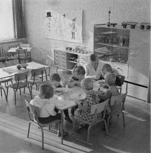 Dresden-Johannstadt, Elisenstraße. Kindergarten. Kinder beim Mittagessen im Gruppenraum