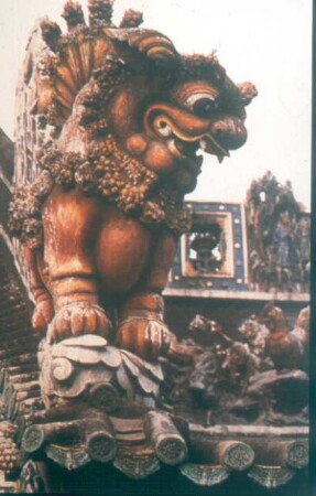 Guangzhou (Kanton). Ahnentempel der Familie Chen. Stilisierte Löwen auf dem Giebelfirst des ersten Innenhofes