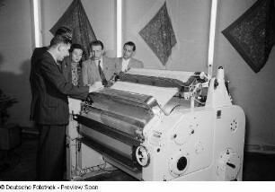 Vorstellung einer Textilmaschine der sowjetischen Sektion auf der Leipziger Herbstmesse 1954