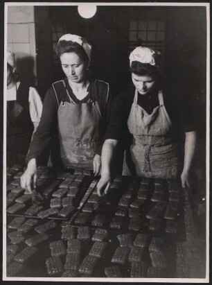 Arbeiterinnen bei der Lebkuchenherstellung