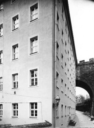 Meißen-Altstadt, Hohlweg 3. Wohnhaus (16./17. Jh.). Straßenansicht mit Schloßbrücke