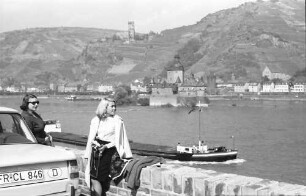 Kaub: [Pfalz vor Kaub, Burg Gutenfels] mit Margrit und BMW-Heck