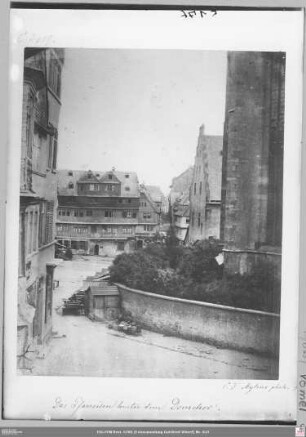 Große Fischergasse 14 von Norden, links angeschnitten Domplatz 2, an der Mauer des Domkirchhofs die Verkaufshäuschen der Fischer