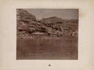 Steilufer des Tigris. : Blick vom Trigris auf das steile felsige Ufer bei Hasankeyf.