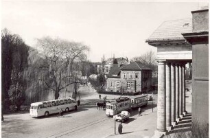 Straßenbahn vor dem Landestheater. Detmold