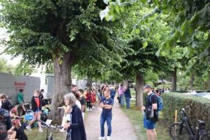 Bad Oldesloe: Kindervogelschießen: Exer, Weg am Parkplatz Am Bürgerpark: Schüler und Besucher: 13. Juli 2023