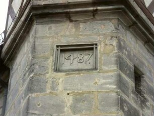 Treppenturm im Süden am Kirchturm zu den Emporen im Langhaus - Kartusche mit -Jahr 1487 im oberen Geschoss (Bauinschrift)