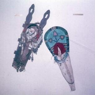 Offenbach am Main, Frankfurter Straße 86. Deutsches Ledermuseum / Schuhmuseum. Zwei indianische Kinderwiegen aus Leder