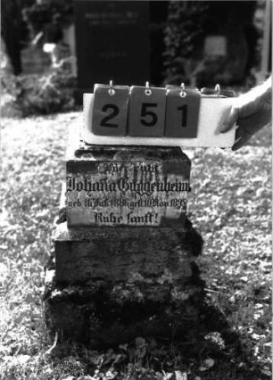 Grabstein 251 (Index: 100101999) Material: Kalkstein, weiße Marmorplatte Zustand: nur Sockel erhalten Maße HxBxT: 52x29x31 cm Beschreibung: getreppter Sockel Besonderheit: Kindergrab: Grabstein 251